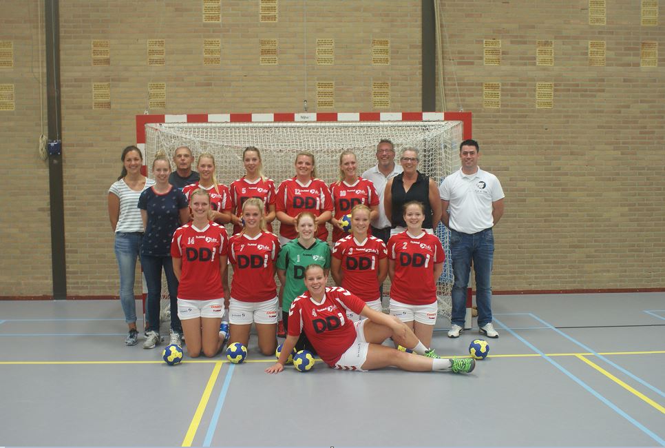 Dames senioren 1 handbal in hun nieuwe shirts samen met nieuwe sponsors